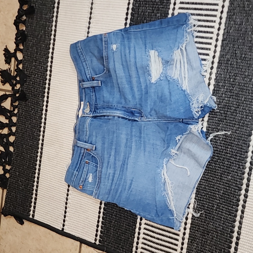 Levis high rise distressed shorts size 32 used in good condition